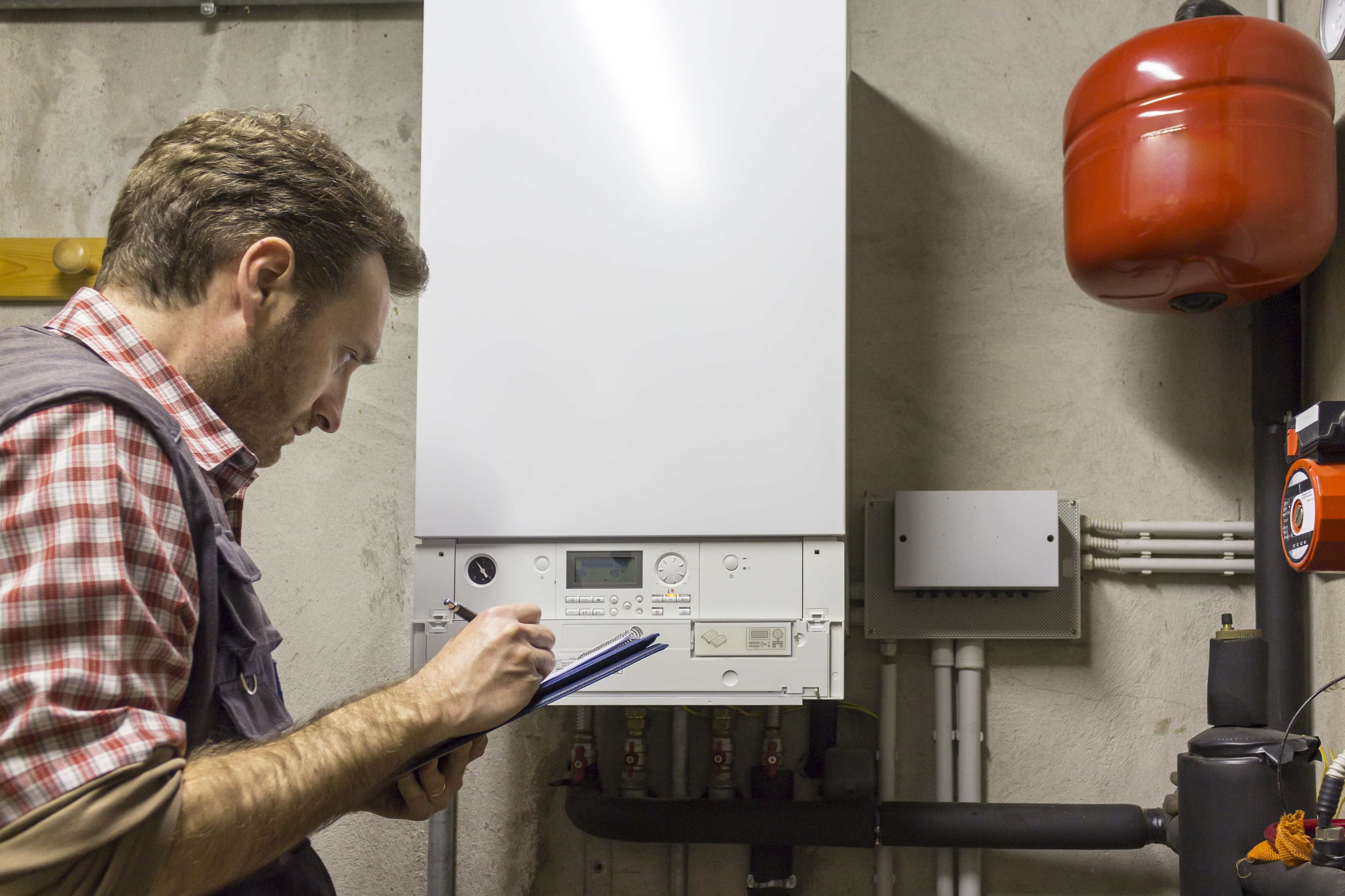 Chauffagiste effectuant la maintenance d'une chaudière gaz à condensation
